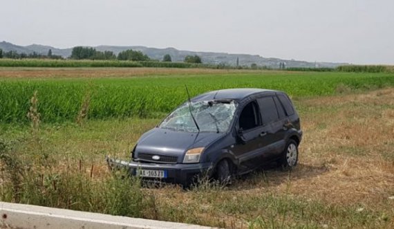  Detaje nga aksidenti, nëna shmangu përplasjen me këmbësoren dhe u përplas me shtyllën e ndriçimit 