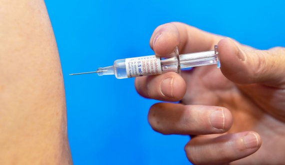  Gjermania dhe Franca s’e dëgjojnë OBSh-në, do ta japin dozën e tretë të vaksinës 