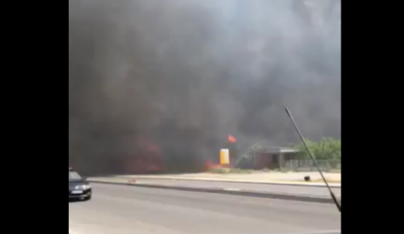 Zjarr i madh në hyrje të Gjakovës 