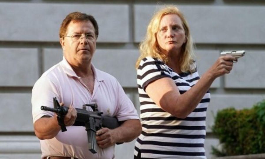 Falet çifti amerikan që u drejtoi armët protestuesve