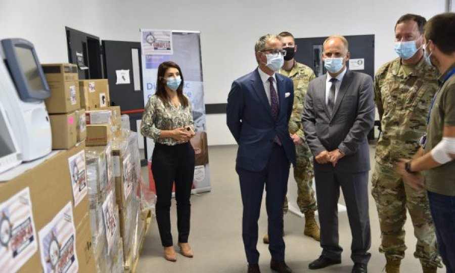 Nga Ambasada Amerikane në Prishtinë i dhurojnë Kosovës pajisje mjekësore në vlerë 300 mijë dollarë