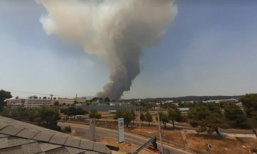 Rindizen vatrat e zjarrit në Athinë, ndërhyhet nga toka dhe ajri