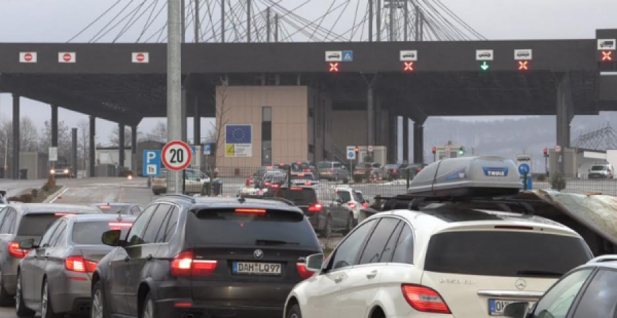  Kolona të gjata në Merdarë, qytetarët presin deri në dy orë e gjysmë për ta kaluar kufirin 