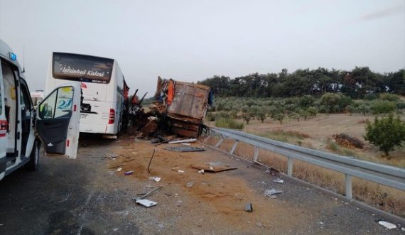  Autobusi përplaset me kamionin, 9 viktima dhe 30 të plagosur në Turqi 