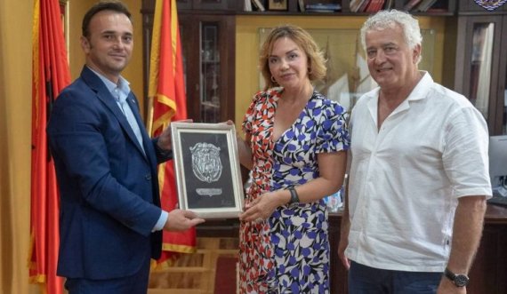 Kryetari i Ulqinit Aleksandar Daboviç pret në takim prindërit e Rita Orës dhe i dekoron me mirënjohje