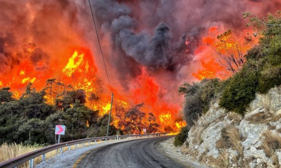  Aktori turk udhëton mbi 700 kilometra për t’iu dalë në ndihmë zjarrfikësve 