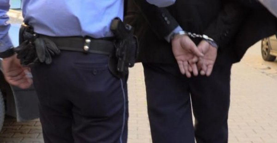  Policia arreston tre persona që e kanosën me armë një person 