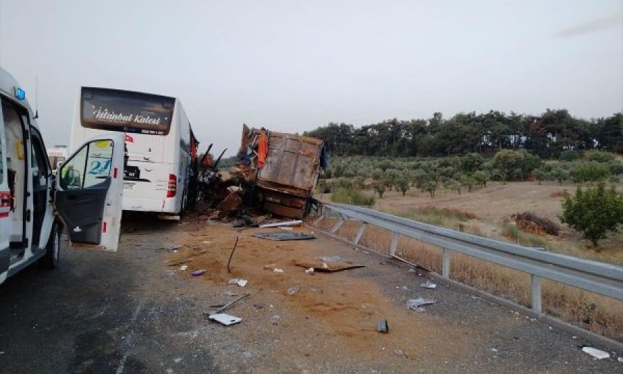  Autobusi përplaset me kamionin, 9 viktima dhe 30 të plagosur në Turqi 