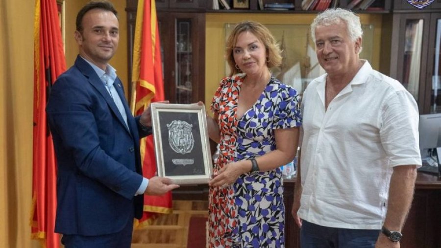 Kryetari i Ulqinit Aleksandar Daboviç pret në takim prindërit e Rita Orës dhe i dekoron me mirënjohje