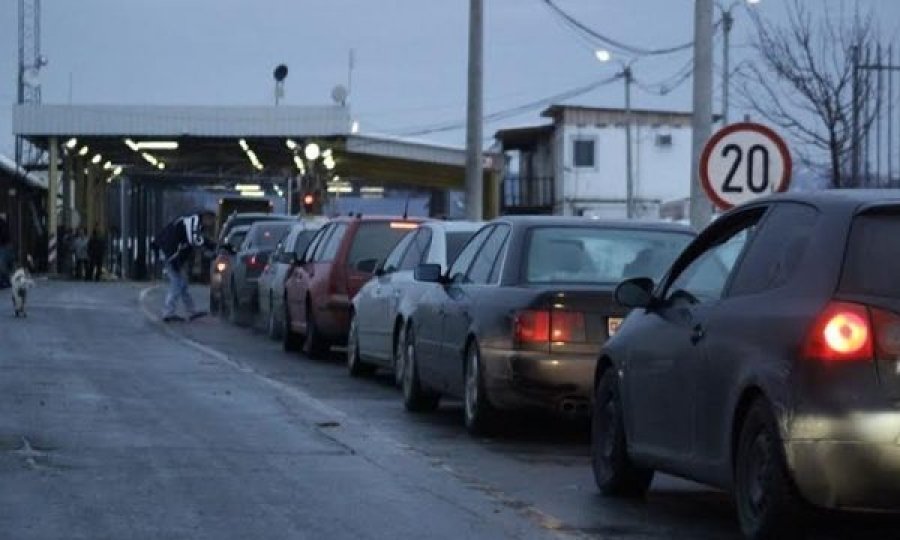  Qytetarët po presin deri në katër orë për kalim të kufirit në Merdarë 