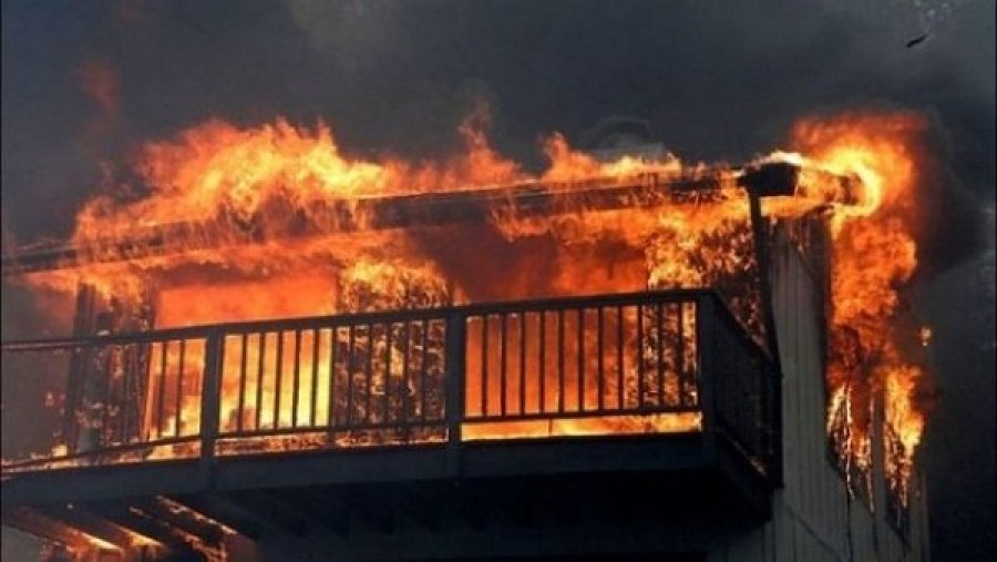  Disa shtëpi e toka përfshihen nga zjarri në Suharekë e Prizren, Policia jep detaje 