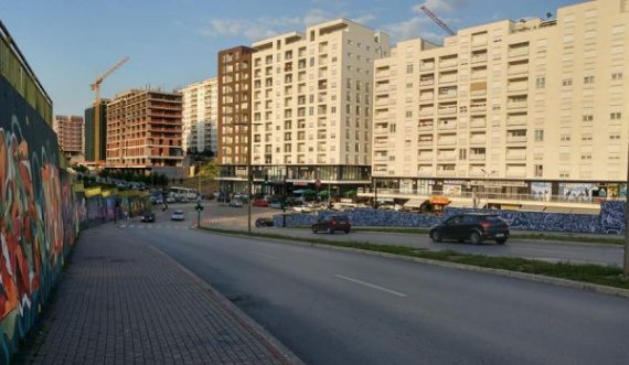 Nën kërcënimin e thikës, një të mituri i vidhen paratë, telefoni dhe ora e dorës në Rrugën B në Prishtinë