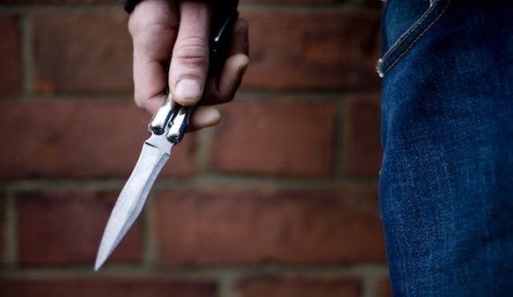 Prishtinë: Një të mituri tre persona me thika ia marin telefonin, orën e paratë 