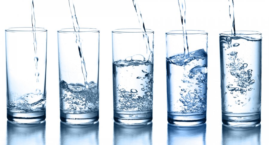 A kemi vërtet nevojë për 8 gota ujë në ditë, ja çfarë thonë studimet
