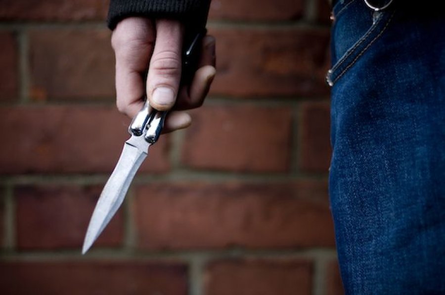Prishtinë: Një të mituri tre persona me thika ia marin telefonin, orën e paratë 