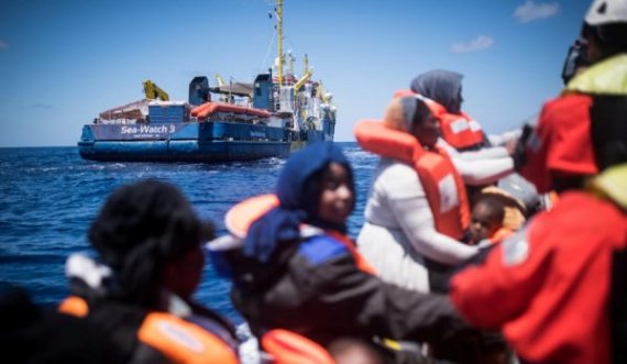 Dy anije me 800 emigrantë hyjnë në Itali