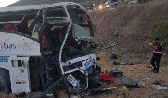 Autobusi humb kontrollin dhe del nga rruga, 15 të vdekur dhe 17 të plagosur