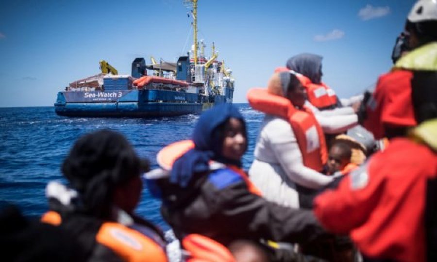 Dy anije me 800 emigrantë hyjnë në Itali