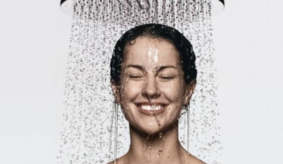 Mrekullitë që një dush i ftohtë mund të bëjë për lëkurën tuaj