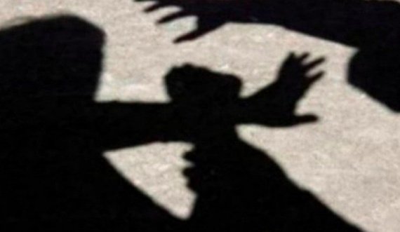 Përleshje mes dy familjeve në Pejë, gra e burra rrahën mes vete 