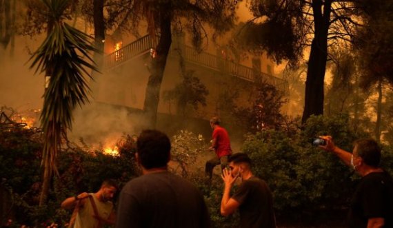  Gjysmë milioni hektarë tokë e shkrumbuar dhe mijëra ndërtesa të djegura, vazhdojnë zjarret në Greqi 