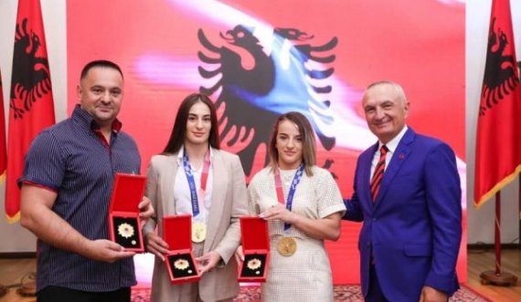 Presidenti i Shqipërisë dekoron me “Nderi i Kombit” Distrian Krasniqin, Nora Gjakovën dhe Driton Kukën