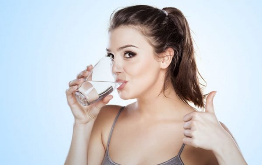 5 oraret më efikase kur duhet të pini ujë për të qenë të shëndetshëm