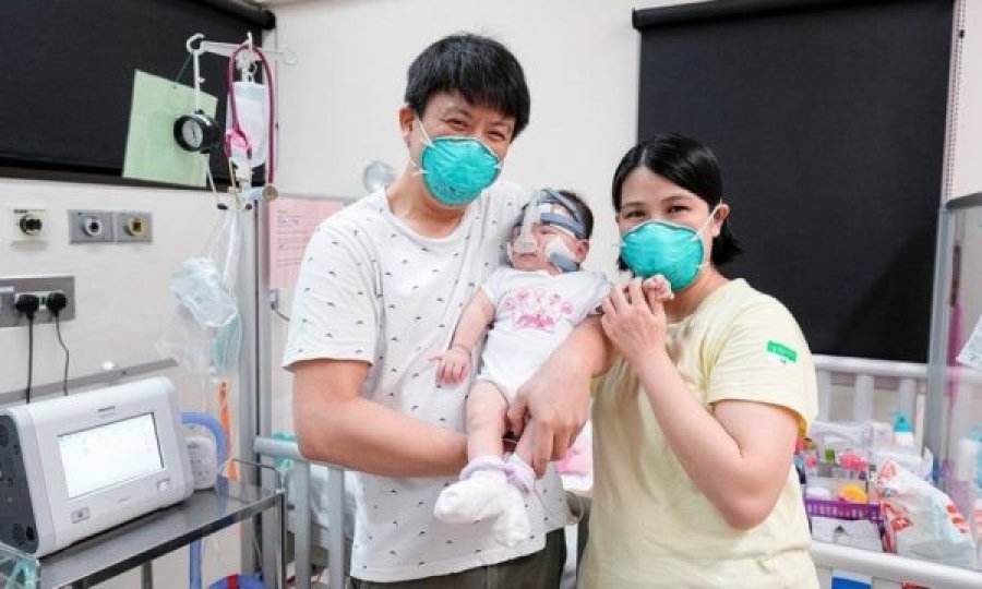  Foshnja më e vogël në botë shkon në shtëpi pas 13 muajsh në spital