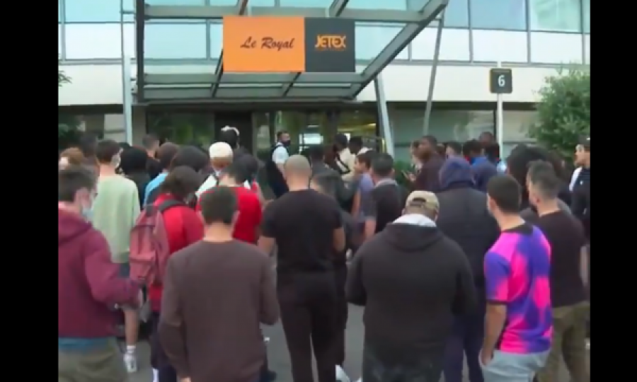 Qindra tifozë e pritën ardhjen e Messit dje në aeroportin e Parisit