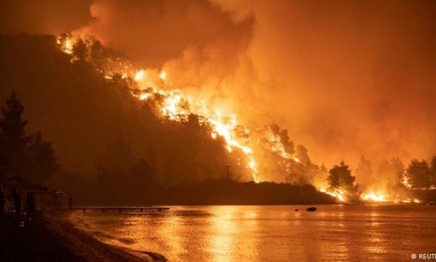 Mbi 2 mijë persona evakuohen nga zjarret në ishullin Evia të Greqisë 