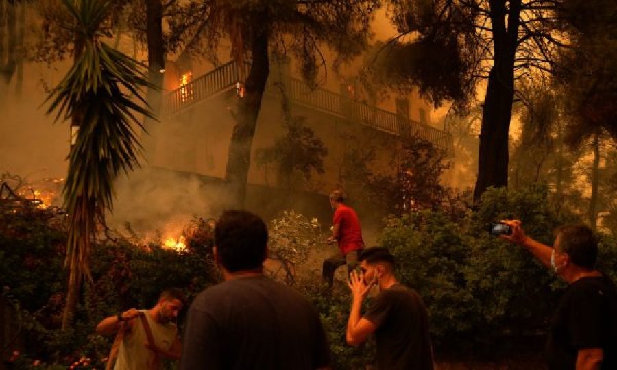  Gjysmë milioni hektarë tokë e shkrumbuar dhe mijëra ndërtesa të djegura, vazhdojnë zjarret në Greqi 