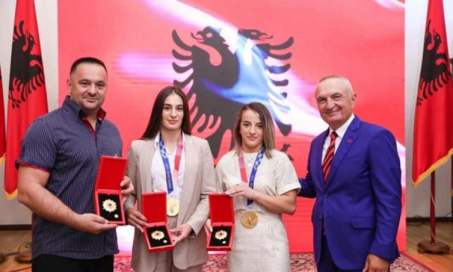 Presidenti i Shqipërisë dekoron me “Nderi i Kombit” Distrian Krasniqin, Nora Gjakovën dhe Driton Kukën