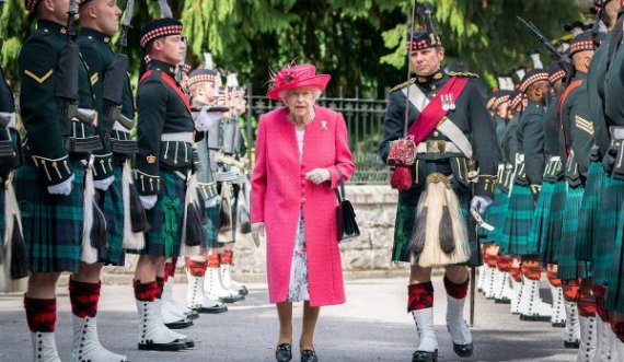  Brenda çantës mbretërore, çfarë mban gjithnjë me vete Mbretëresha Elizabeth 