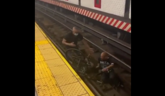  Pamje: Burri me karrocë bie mbi binarë, e shpëtojnë pak sekonda para ardhjes së trenit 