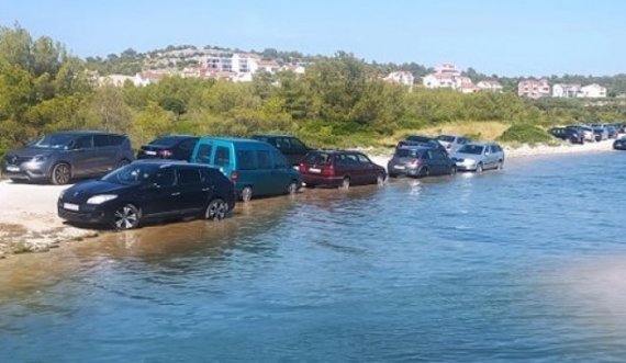 Parkuan veturat e tyre buzë detit, por ja surpriza që u ndodhi atyre