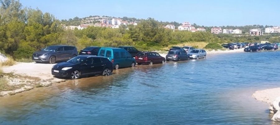 Parkuan veturat e tyre buzë detit, por ja surpriza që u ndodhi atyre