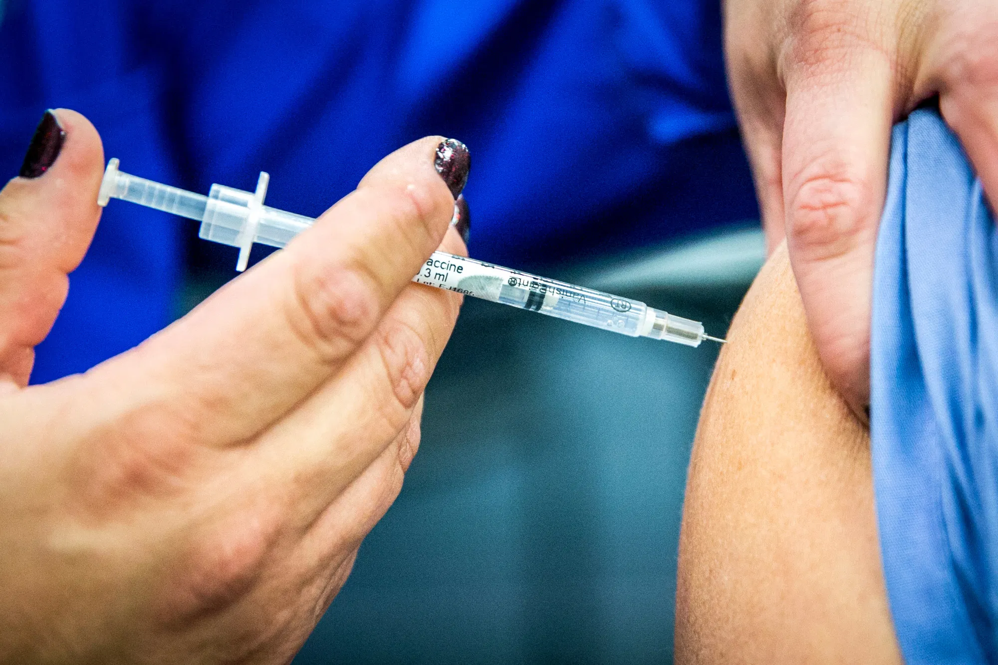  Infermierja gjermane dyshohet se iu dha njerëzve ujë me kripë në vend të vaksinës 
