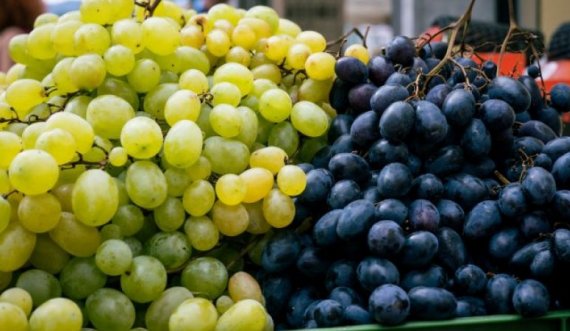A është rrushi i bardhë apo i zi më i shëndetshëm? 