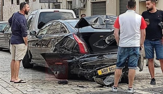 Përplasen një BMW dhe një Jaguar 