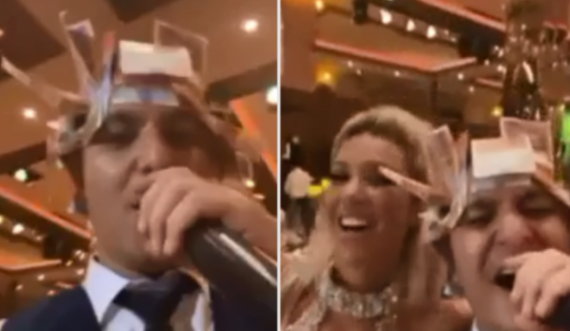 Këngëtarit shqiptar ia mbulojnë kokën me para në një dasmë