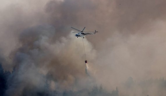  Evakuohen banorët e mbi 20 zonave në Greqi, ndërhyrje nga toka dhe ajri për t’i shuar flakët 