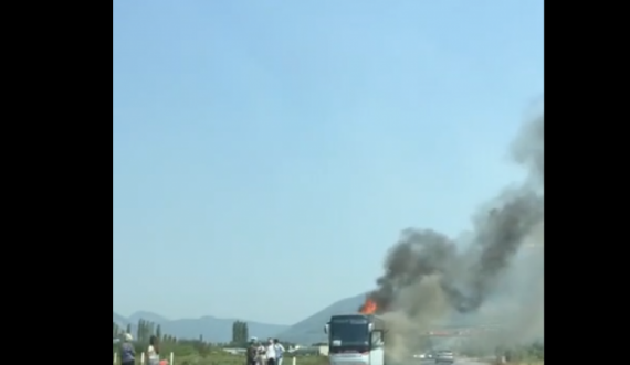  Pamje nga vendi ku mori flakë autobusi me pasagjerë nga Kosova, flet pronari i kompanisë 