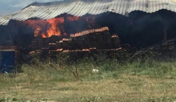 Zjarr në një fermë në fshatin Stapanicë të Klinës, digjet ushqimi i bagëtive 