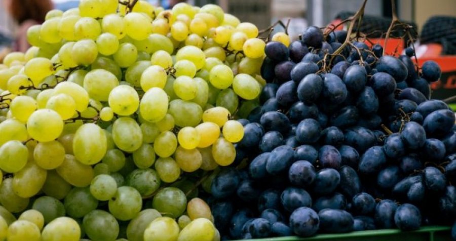 A është rrushi i bardhë apo i zi më i shëndetshëm? 