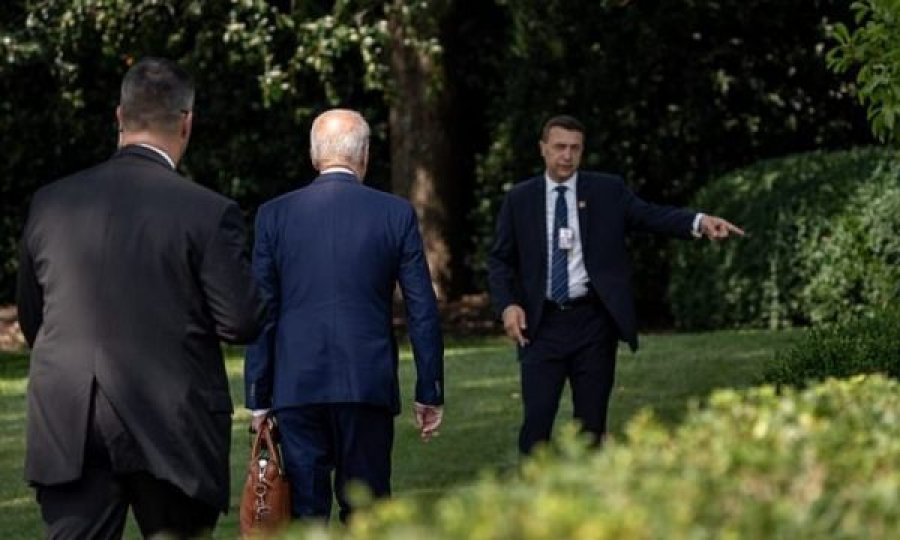  Agjenti i Shërbimit Sekret ia tregon rrugën drejt Shtëpisë së Bardhë, Biden e shpërfill dhe vazhdon ecjen nëpër bari 