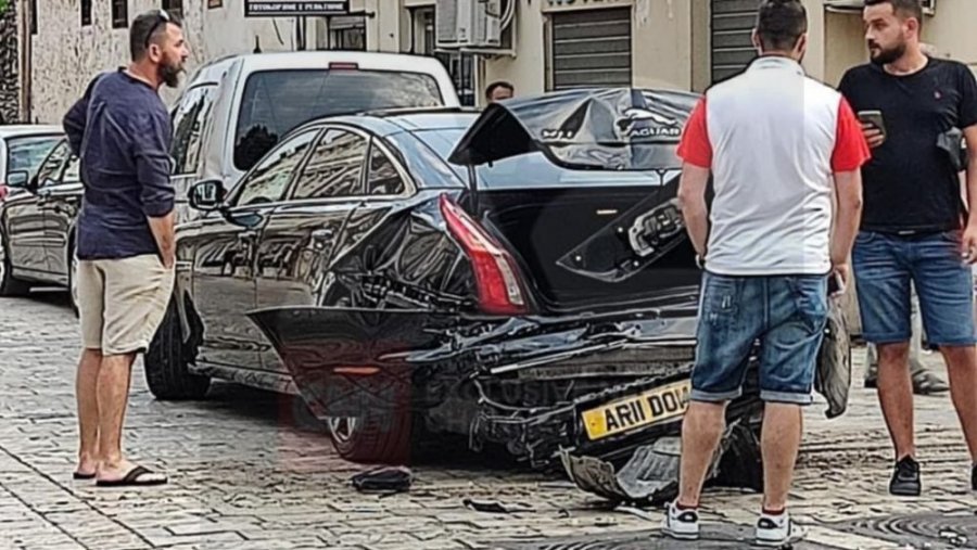 Përplasen një BMW dhe një Jaguar 