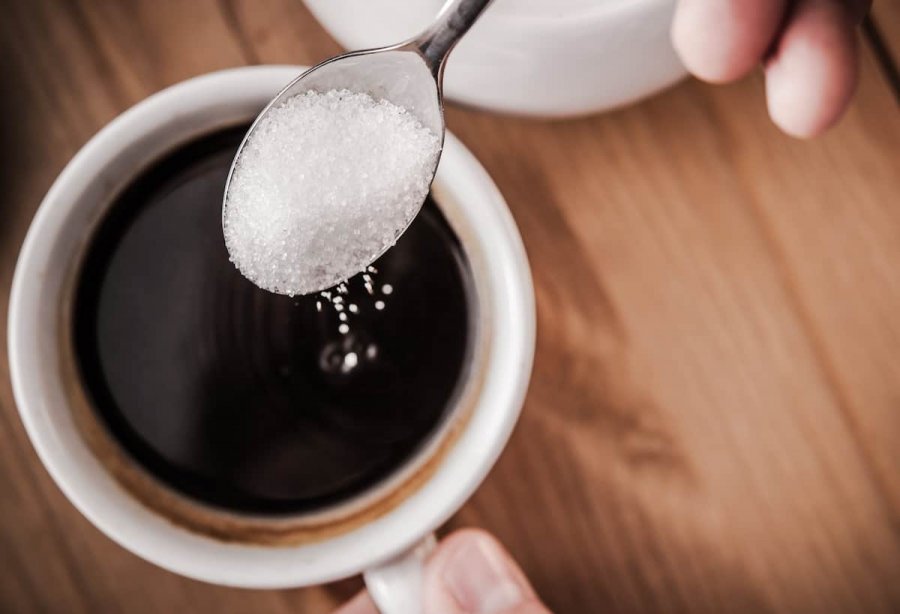 Kafe e hidhur, jetë e ëmbël: Pse duhet të pimë kafe pa sheqer 