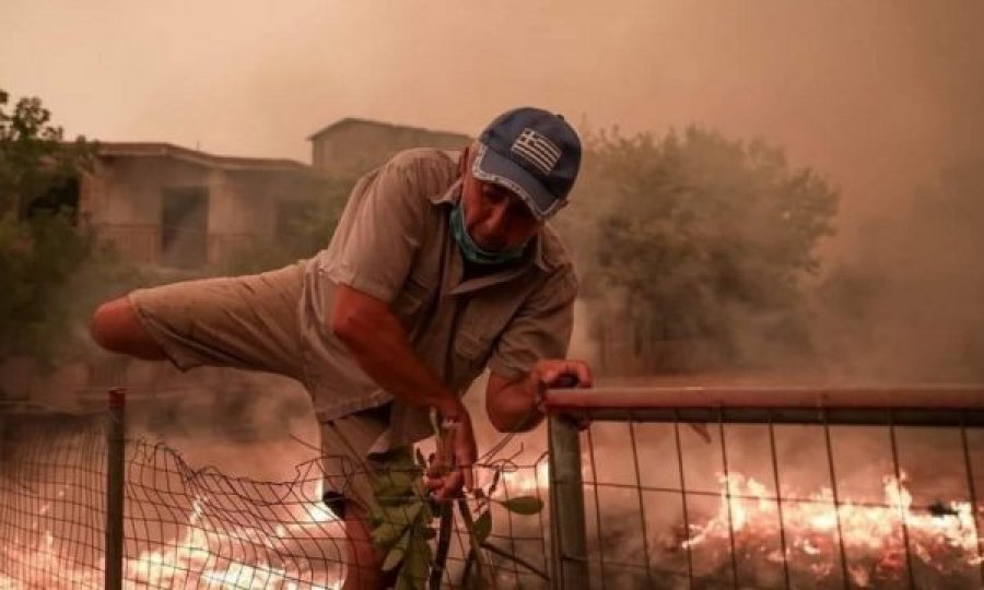  Shqiptari në Greqi ngjitet mbi gardhin me gjemba për ta shuar zjarrin: U ndjeva si për atdheun tim 