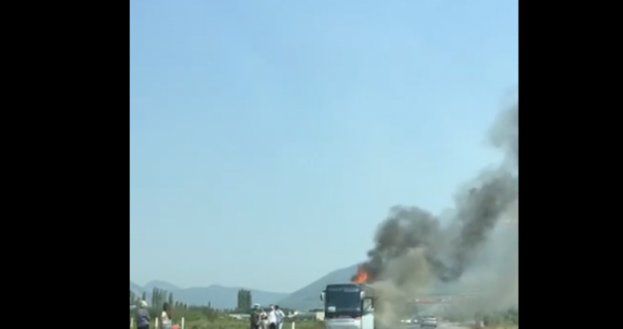  Pamje nga vendi ku mori flakë autobusi me pasagjerë nga Kosova, flet pronari i kompanisë 