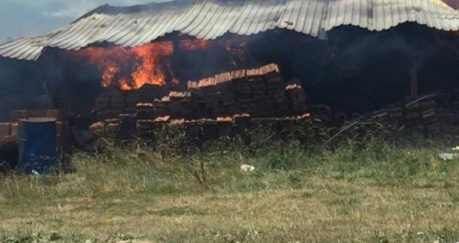 Zjarr në një fermë në fshatin Stapanicë të Klinës, digjet ushqimi i bagëtive 
